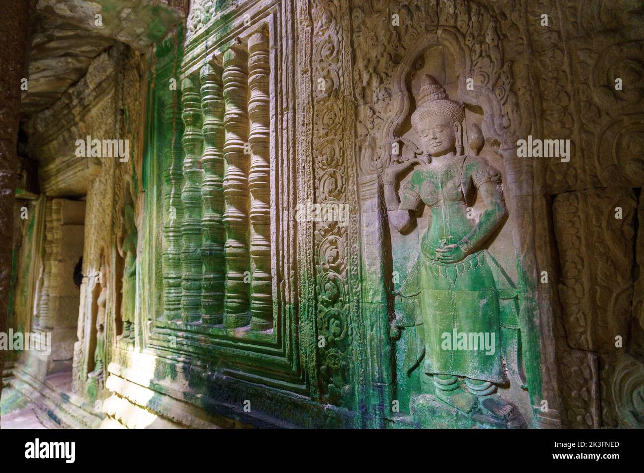 Camboya. Siem Riep. El parque arqueológico de Angkor. Una escultura en bajorrelieve de Devata en Preah Khan siglo 12th templo hindú Foto de stock
