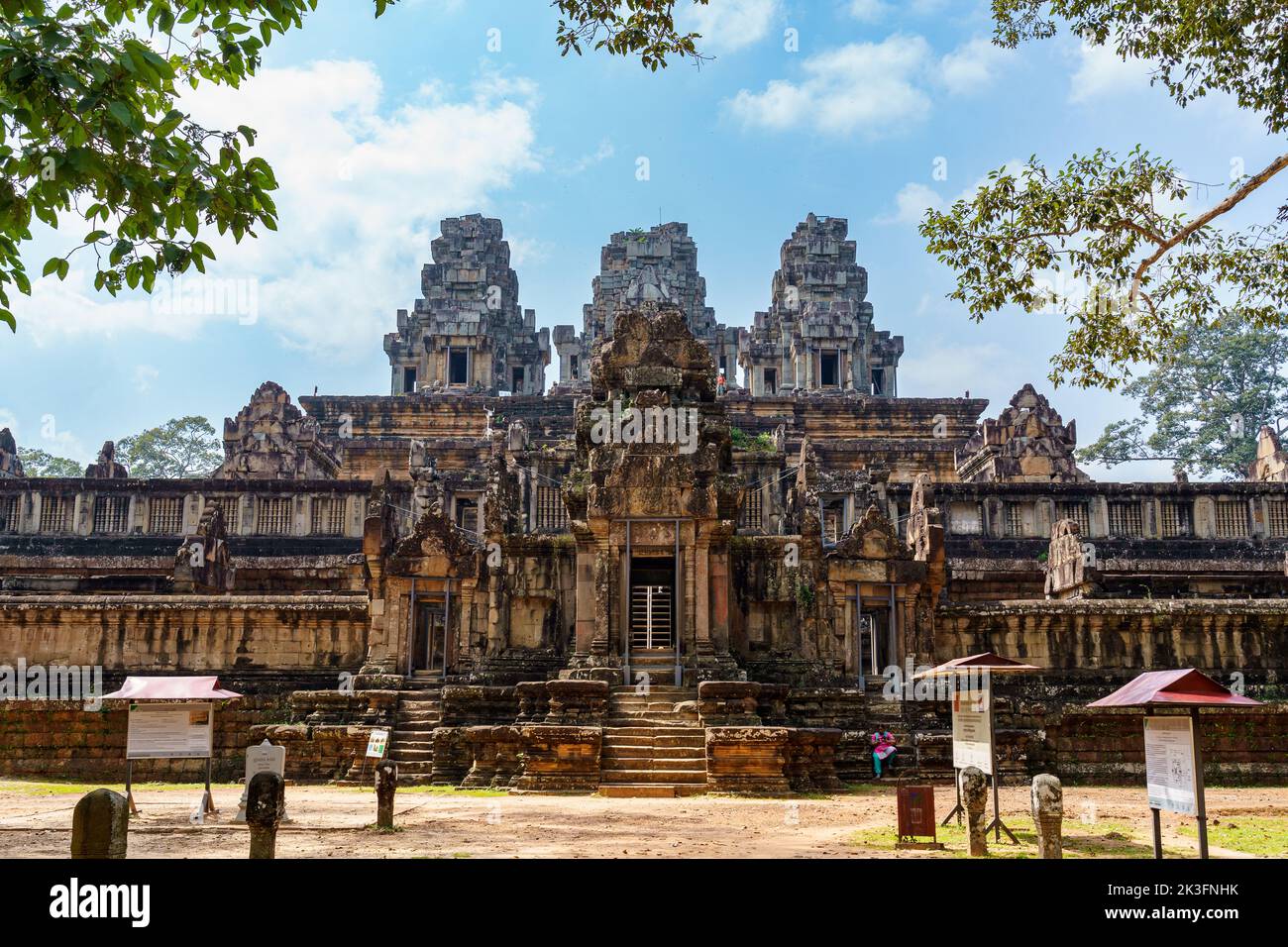 Camboya. Siem Riep. El parque arqueológico de Angkor. Ta Keo templo hindú Foto de stock