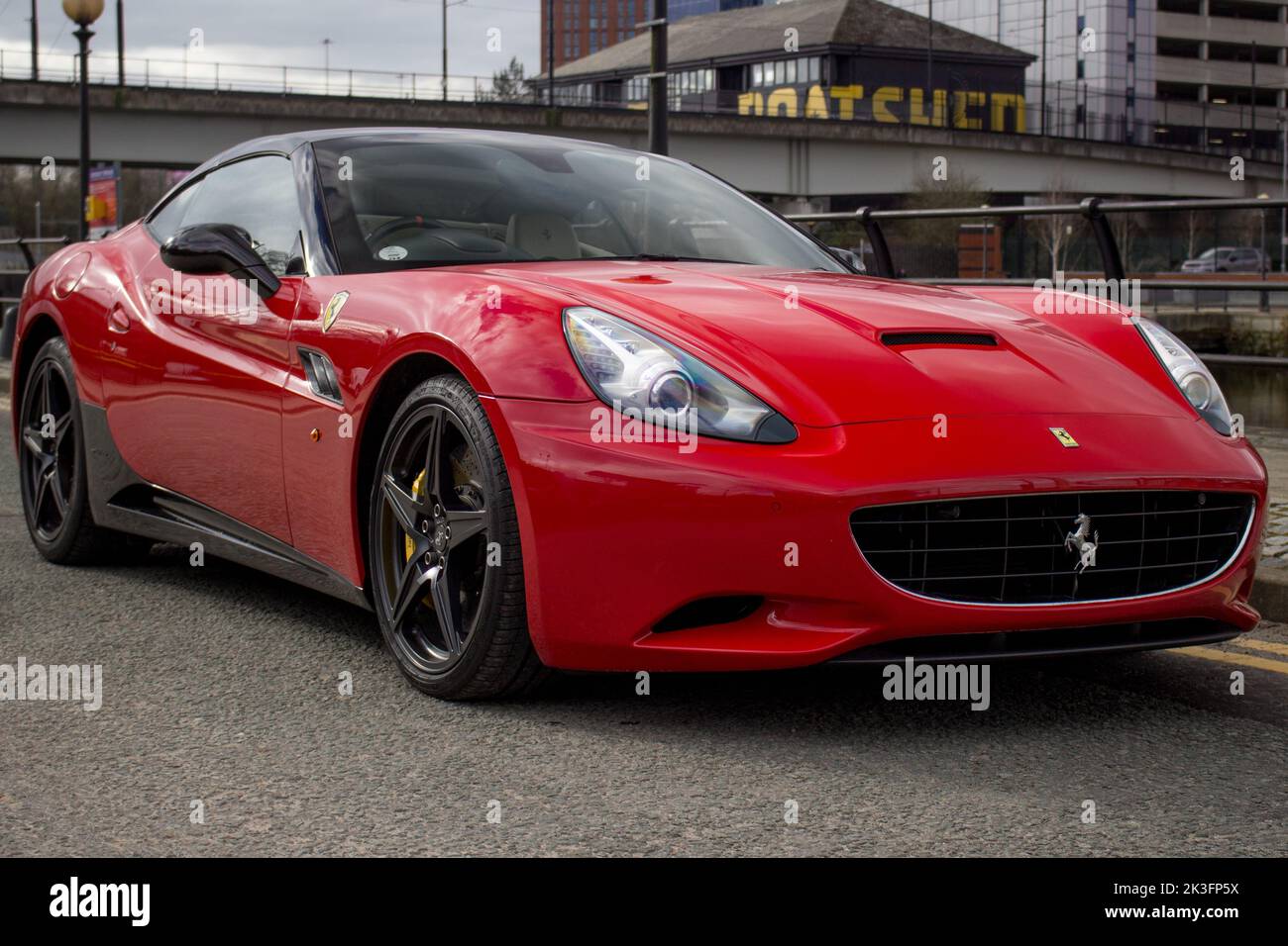 Un 2011 Red Ferrari California convertible Supercar con detalles en negro y llantas de aleación Foto de stock