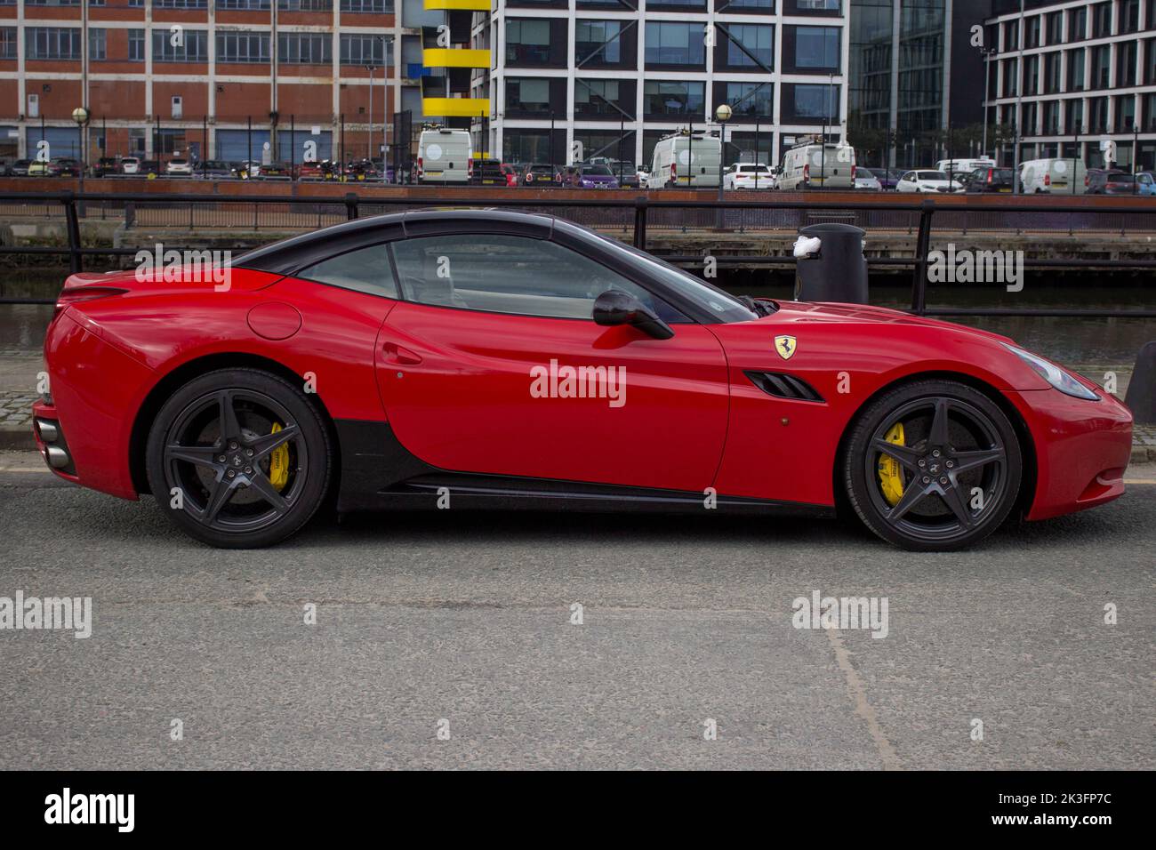 Un 2011 Red Ferrari California convertible Supercar con detalles en negro y llantas de aleación Foto de stock