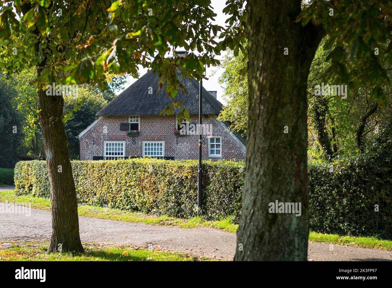 Antigua casa de campo tradicional en Leenderstrijp, Países Bajos Foto de stock