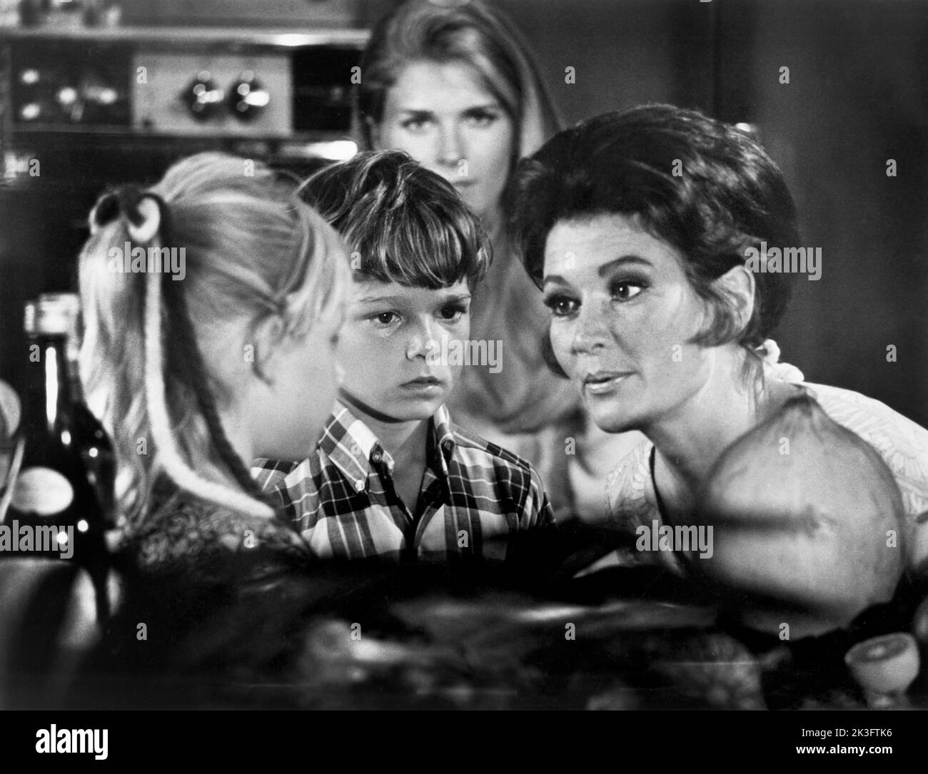 Candice Bergen (fondo, centro), Elizabeth Lane (derecha), en-set de la película, 'Getting Straight', Columbia Pictures, 1970 Foto de stock