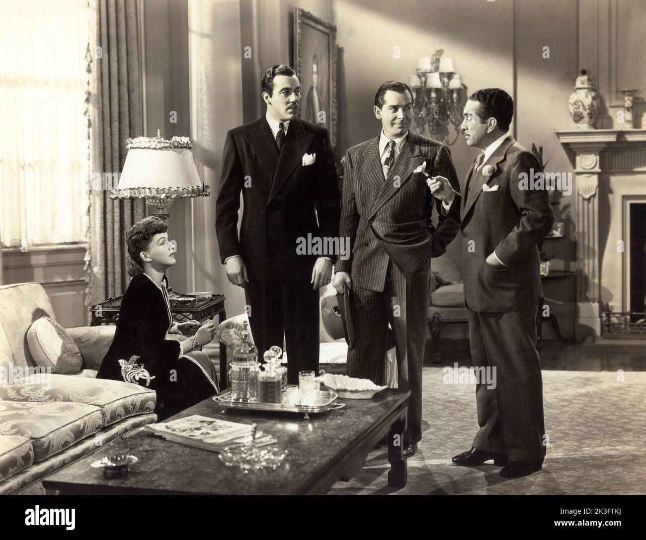 Rose Hobart, Cesar Romero, Milton Berle, J. Carrol Naish, En-set de la película, 'Un caballero en el corazón', 20th Century-Fox, 1942 Foto de stock