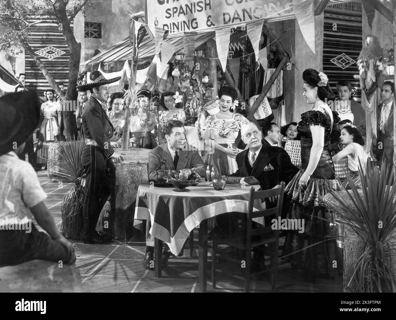 Jim Bannon, Thurston Hall (ambos sentados, en el centro), en el escenario de la película, 'The Gay Senorita', Columbia Pictures, 1945 Foto de stock