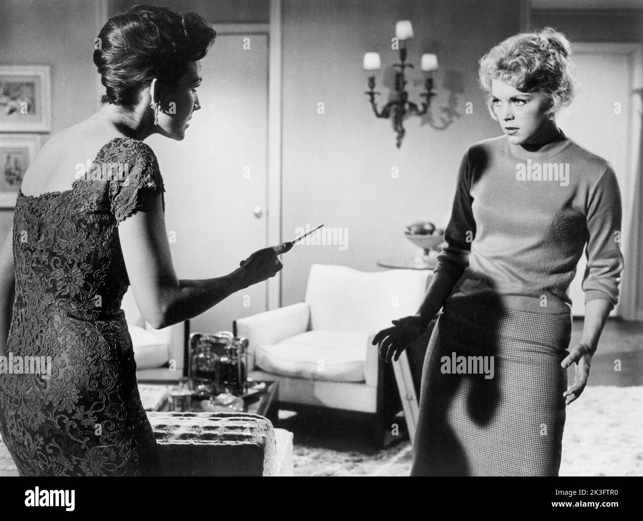 Mara Corday, Joyce Barker, en el rodaje de la película, 'Girls on the Loose', Universal Pictures, 1958 Foto de stock