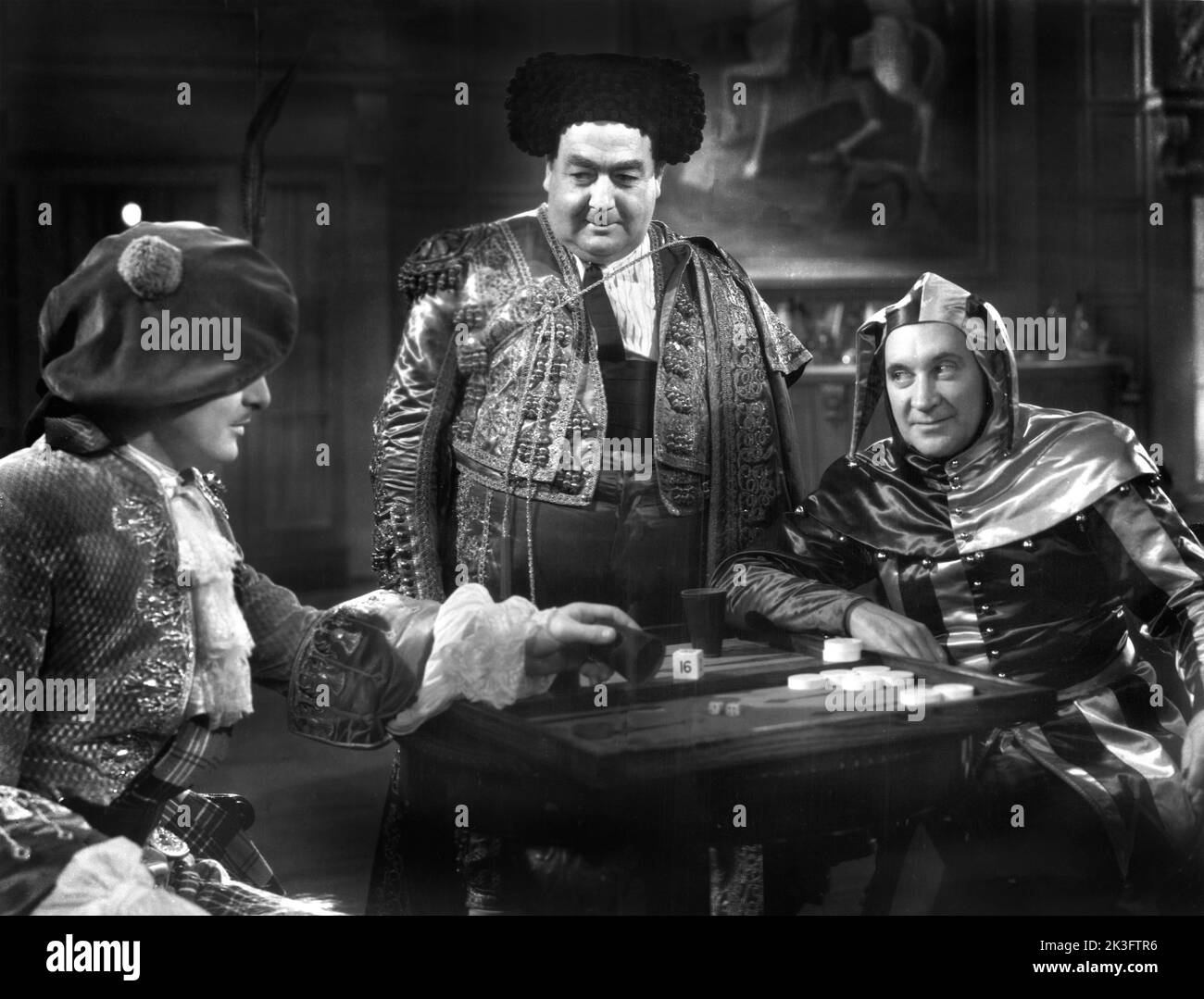 Robert Donat (izquierda), Eugene Pallette (centro), en el escenario de la película británica, 'The Ghost Goes West', United Artists, 1935 Foto de stock