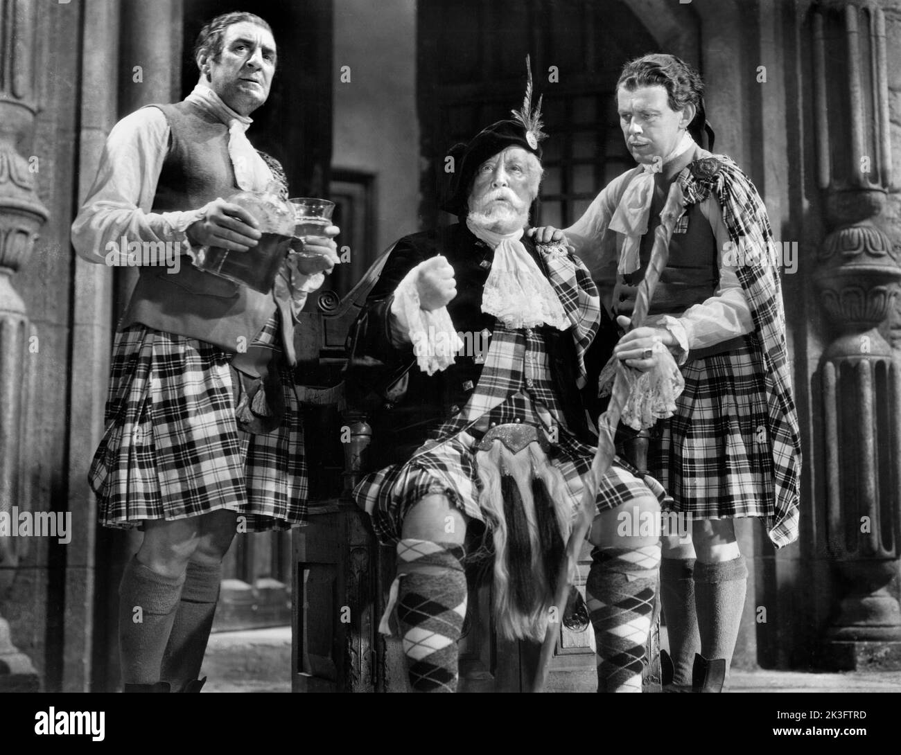 Morton Selten (centro), en el rodaje de The British Film, 'The Ghost Goes West', United Artists, 1935 Foto de stock