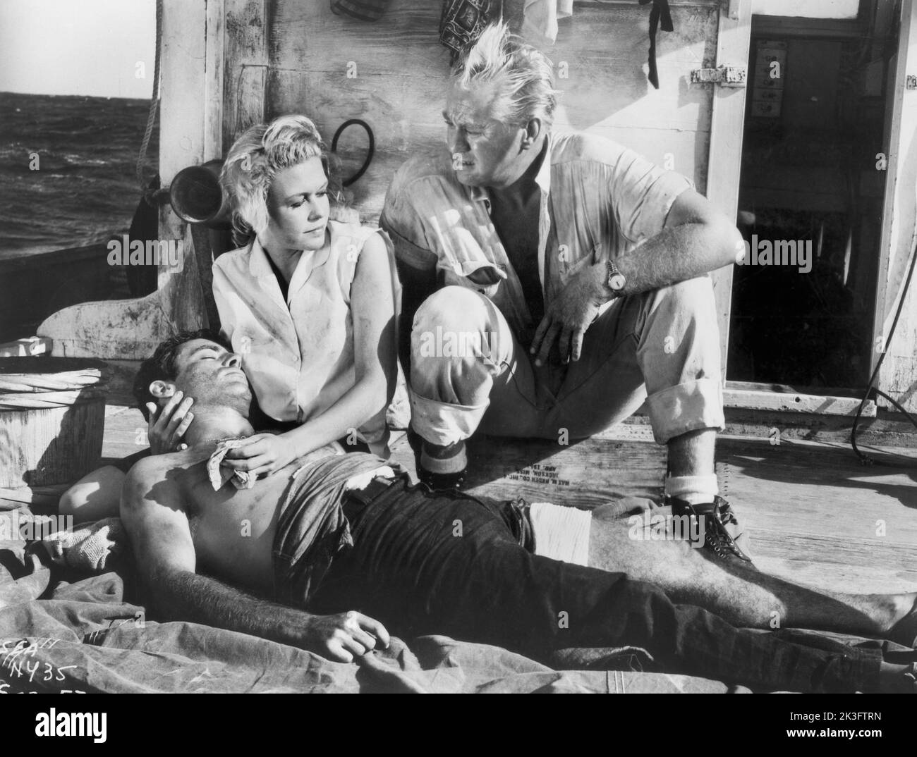 Lynette Bernay (centro), David Brian (derecha), en-set de la película, 'Ghost of the China Sea', Columbia Pictures, 1958 Foto de stock