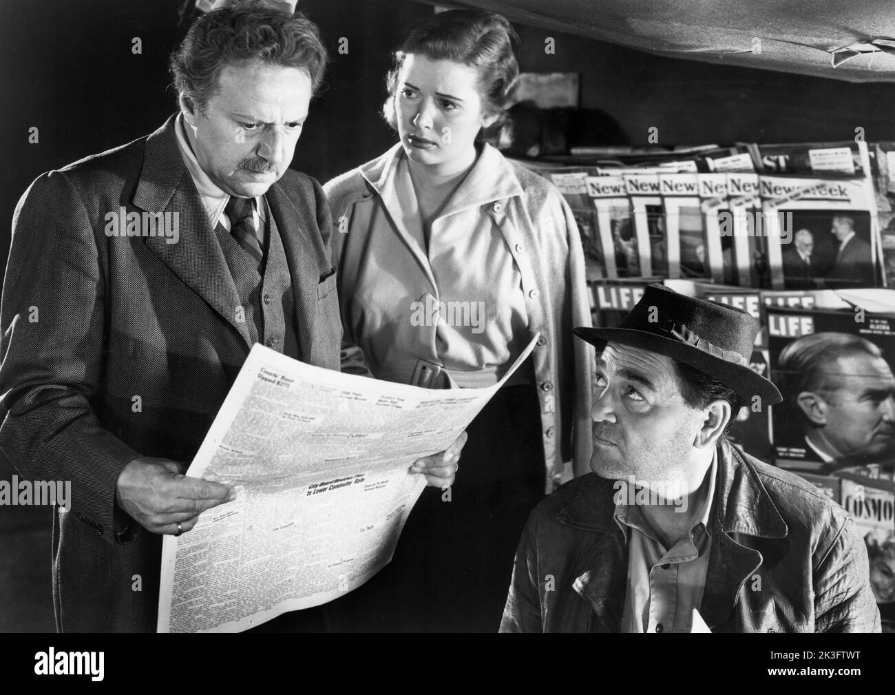 Hugo Haas (izquierda), Beverly Michaels, en el escenario de la película, 'La chica en el puente', 20th Century-Fox, 1951 Foto de stock