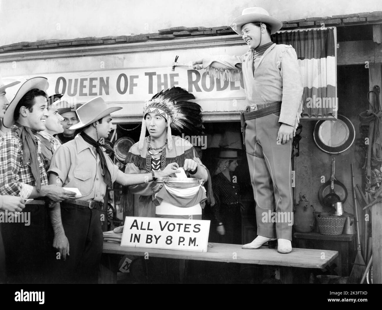 Mickey Rooney (derecha), en el set de la película, 'Girl Crazy', MGM, 1943 Foto de stock