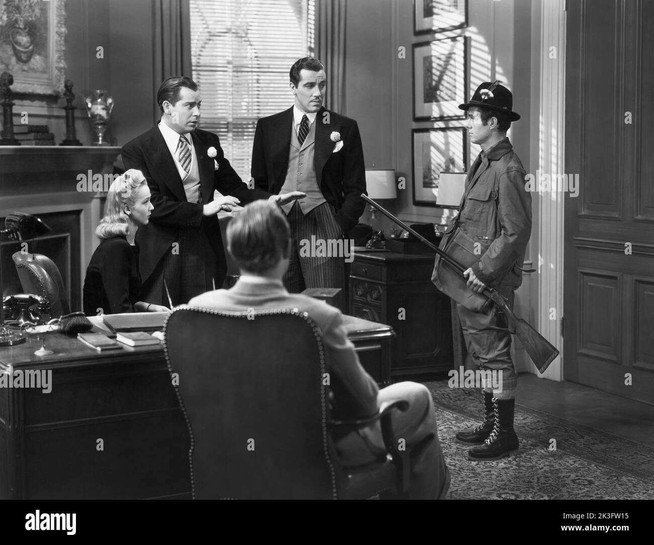 Carole Landis, Milton Berle, Cesar Romero, en el escenario de la película, 'Un caballero en el corazón', 20th Century-Fox, 1942 Foto de stock