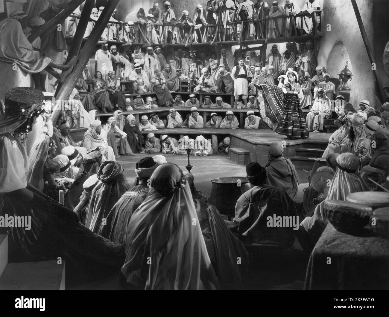 Tilly Losch durante la escena de la danza, en el rodaje de la película, 'El Jardín de Alá', United Artists, 1936 Foto de stock