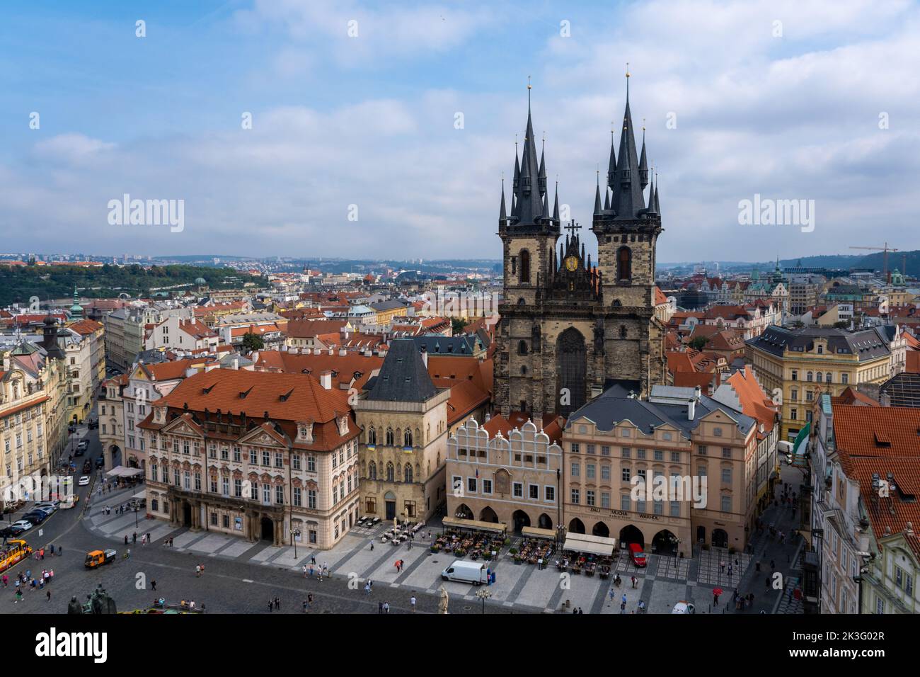 Praga, República Checa - 5 de septiembre de 2022: Vista aérea panorámica de Praga desde el Ayuntamiento Antiguo, Iglesia de Nuestra Señora antes de Tyn Foto de stock