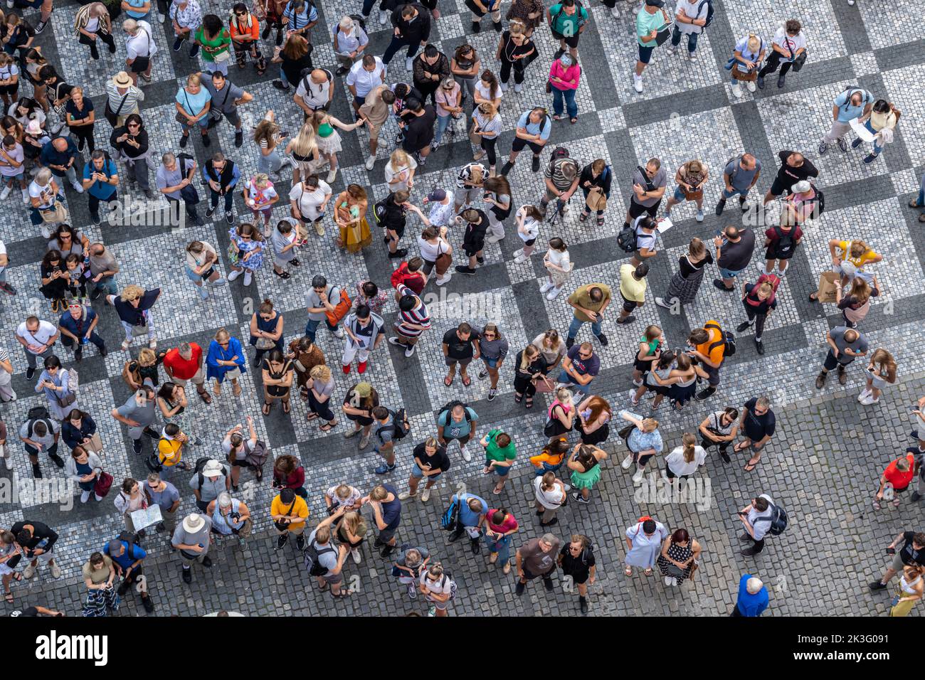 Praga, República Checa - 5 de septiembre de 2022: Gran y diverso grupo de personas visto desde arriba Foto de stock
