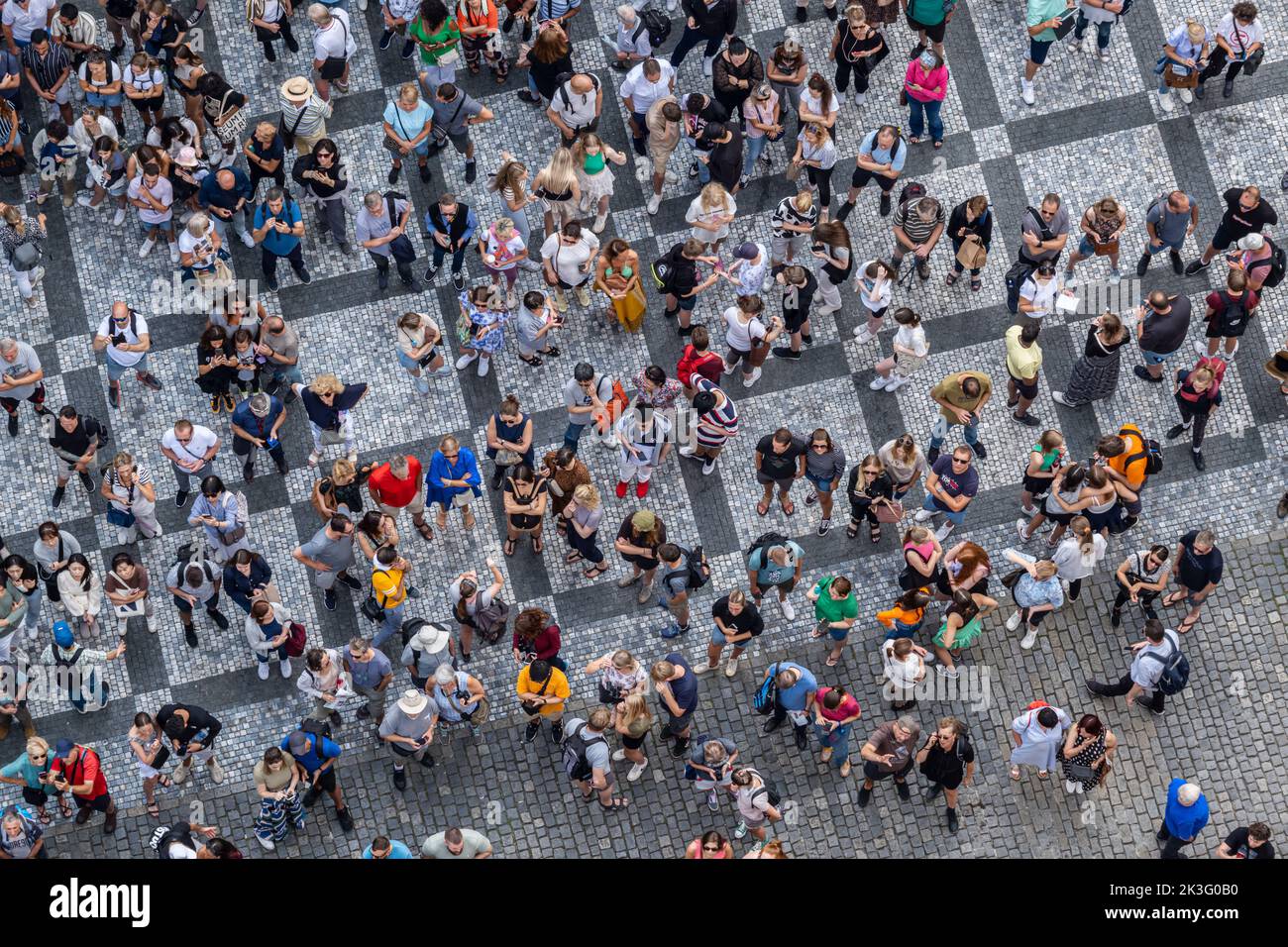 Praga, República Checa - 5 de septiembre de 2022: Gran y diverso grupo de personas visto desde arriba Foto de stock