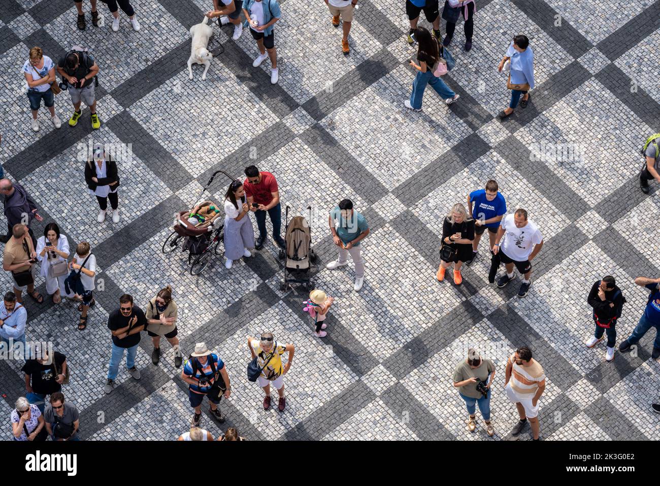 Praga, República Checa - 5 de septiembre de 2022: Gran y diverso grupo de personas visto desde arriba Foto de stock