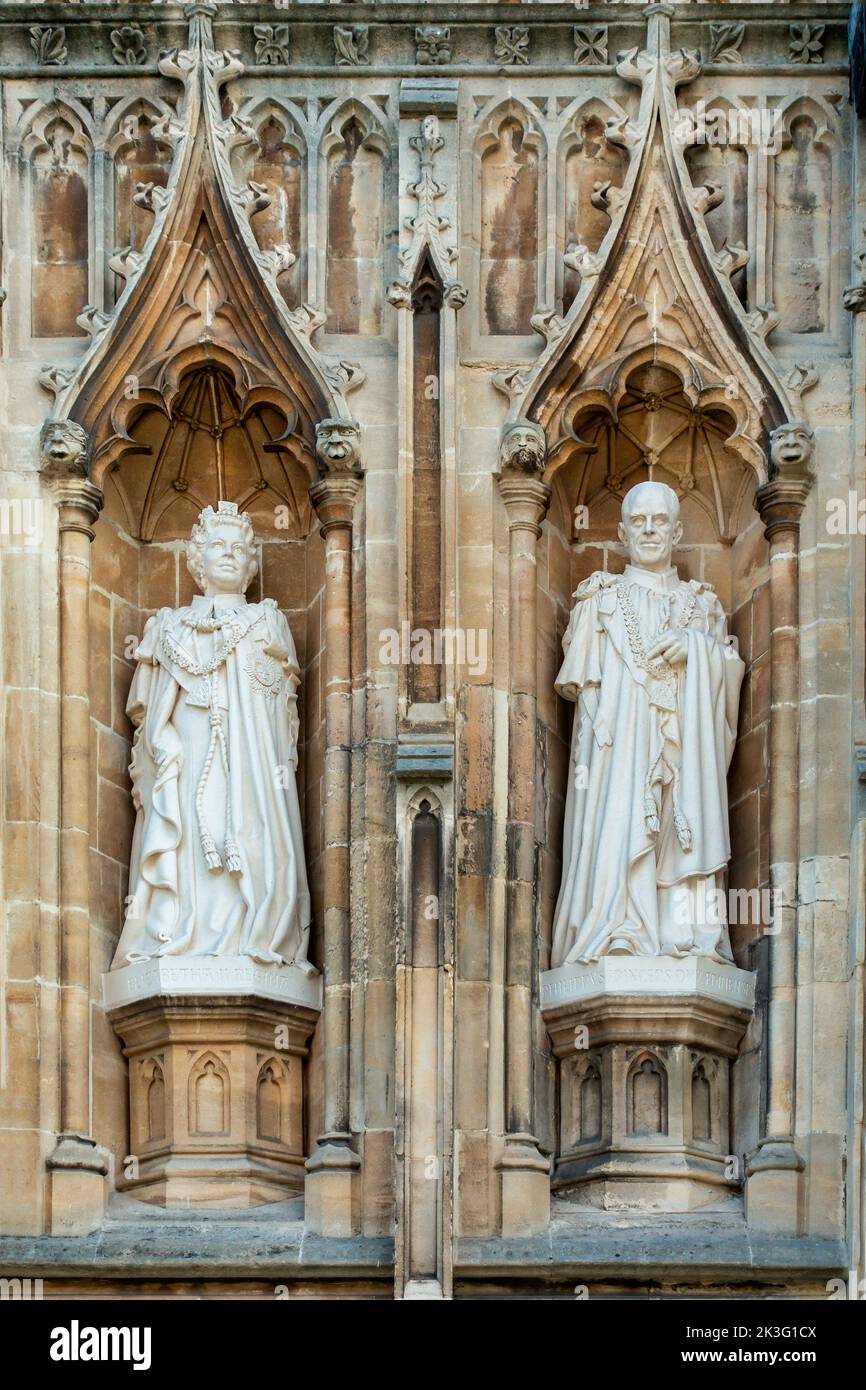 Estatua, Reina Isabel ii y Príncipe Felipe, Duque de Edimburgo, Catedral de Canterbury, Escultora, Nina Bilbey, Canterbury, Kent, Inglaterra Foto de stock