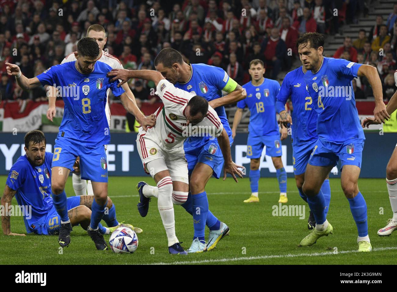 Budapest, Hungría, 26 de septiembre de 2022, Jorginho Luiz Frello Filho (Italia)Attila Fiola (Hungría)Leonardo Bonucci (Italia)Rafael Toloi (Italia) durante el partido UEFA 'Nations League 2022-2023' entre Hungría 0-2 Italia en el Puskas Arena el 26 de septiembre de 2022 en Budapest, Hungría. Crédito: Maurizio Borsari/AFLO/Alamy Live News Foto de stock