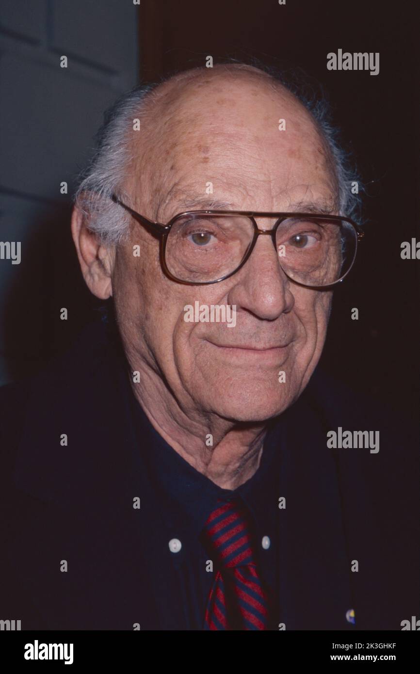 Arthur Miller asiste a la noche de apertura de 'The Price' en el Royale Theatre de la ciudad de Nueva York el 15 de noviembre de 1999. Crédito de la foto: Henry McGee/MediaPunch Foto de stock