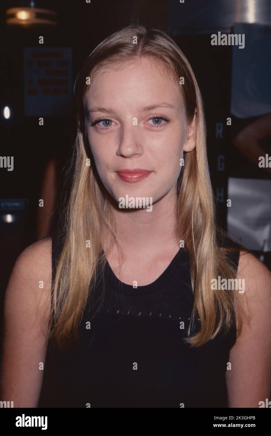 Sarah Polley asiste al estreno de 'Guinevere' en el DGA Theater en la ciudad de Nueva York el 7 de septiembre de 1999. Crédito de la foto: Henry McGee/MediaPunch Foto de stock