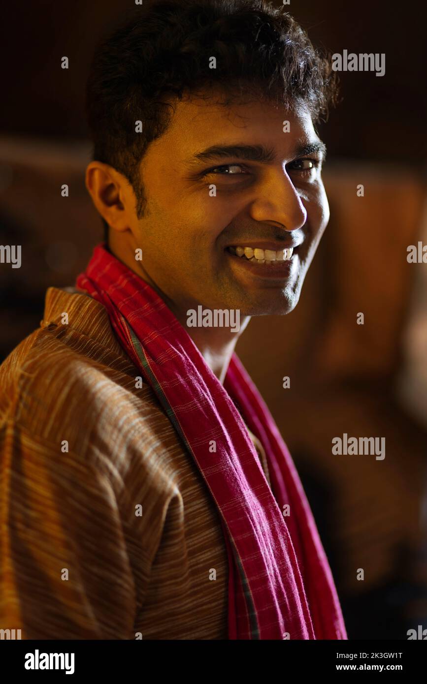 Retrato del hombre alegre Bihar mirando la cámara Foto de stock