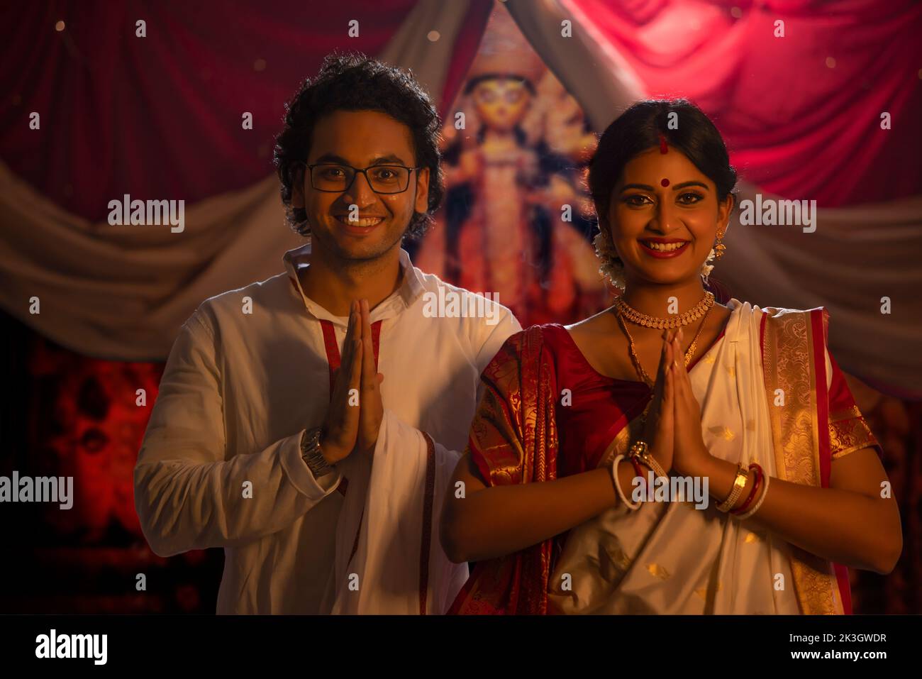 Retrato del saludo de la joven pareja bengalí con ocasión de Durga Puja Foto de stock