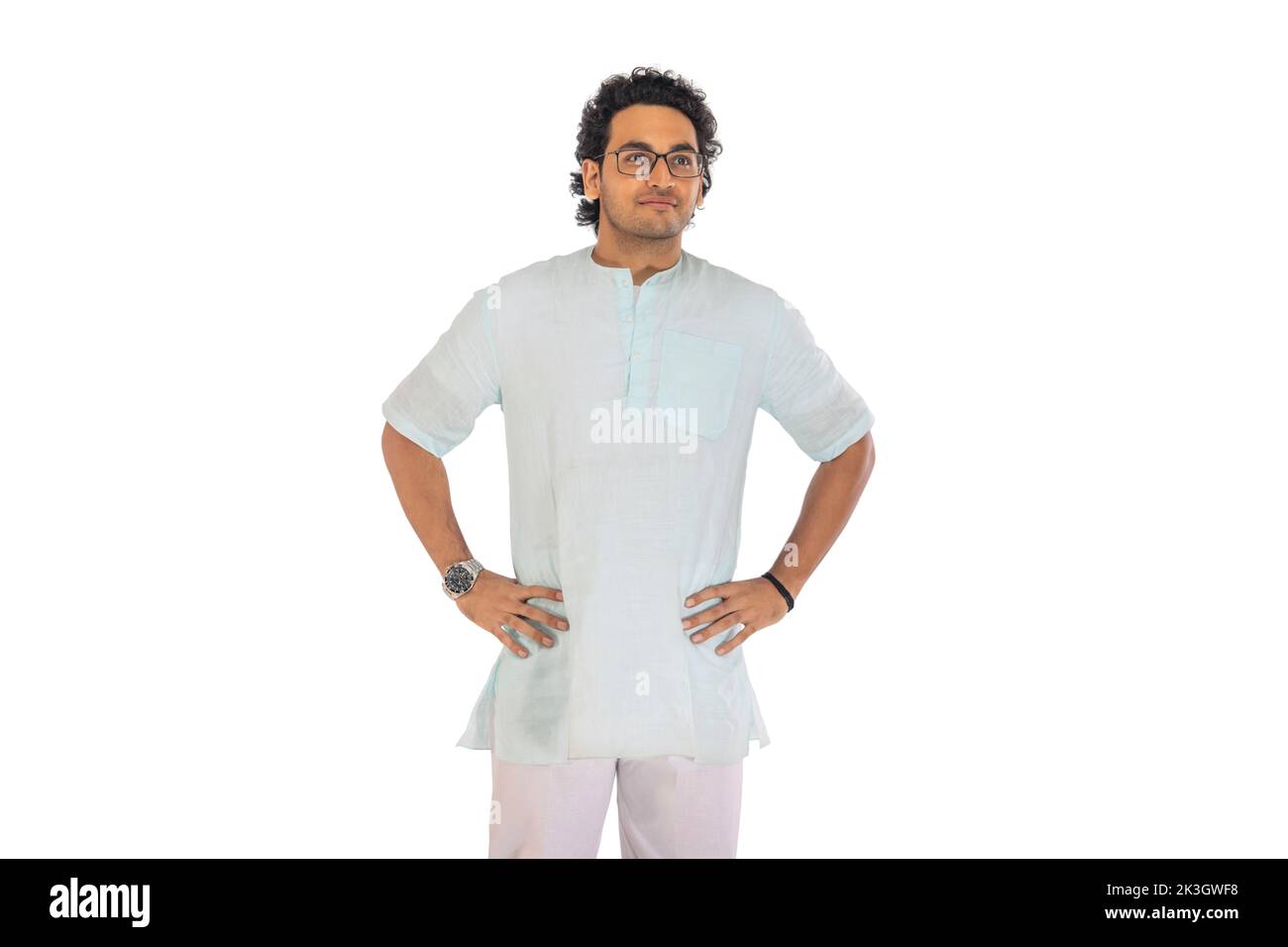 Retrato de un hombre bengalí de pie con las manos en la cintura sobre fondo blanco Foto de stock