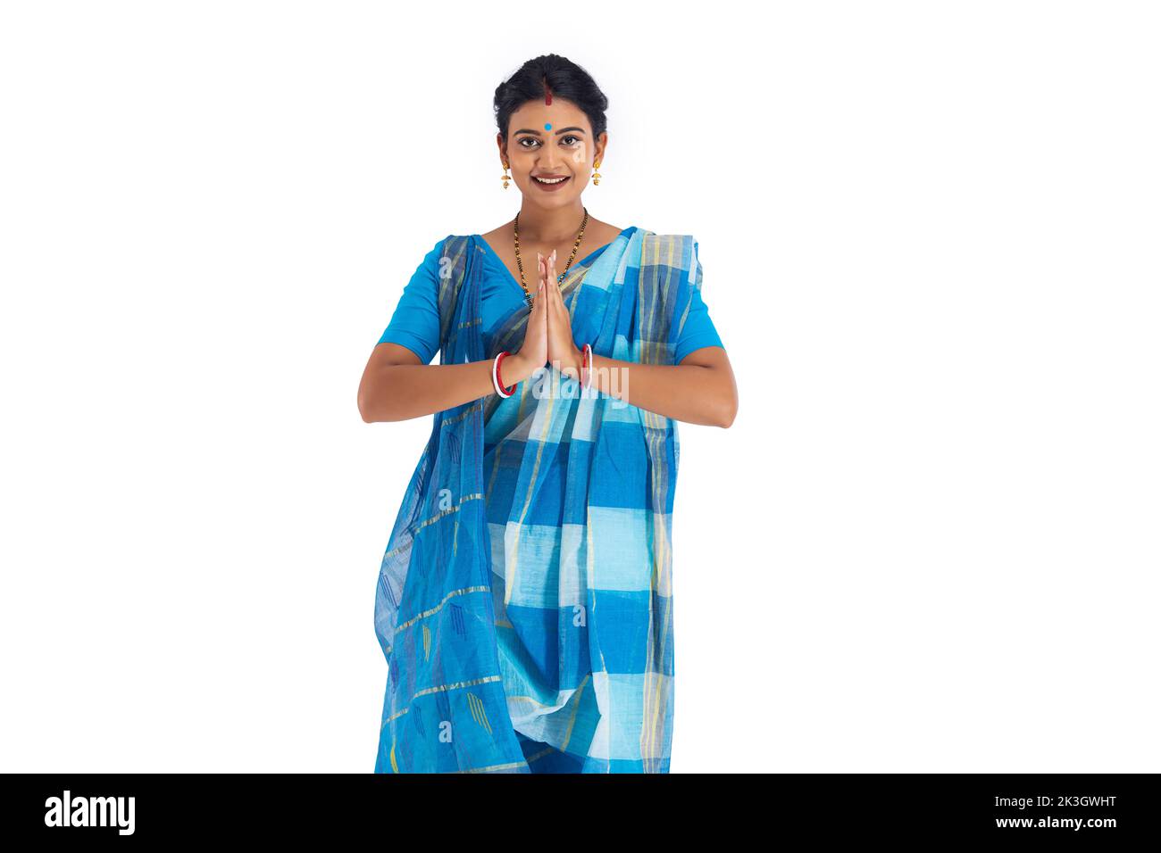 Retrato del saludo del ama de casa bengalí sobre fondo blanco Foto de stock