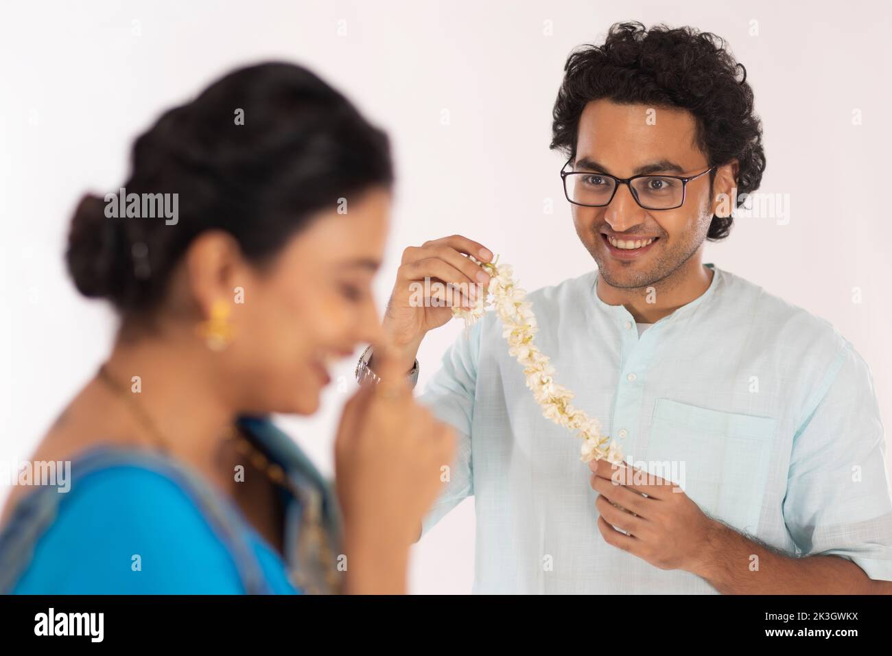 Retrato del joven bengalí sosteniendo una guirnalda de flores Foto de stock