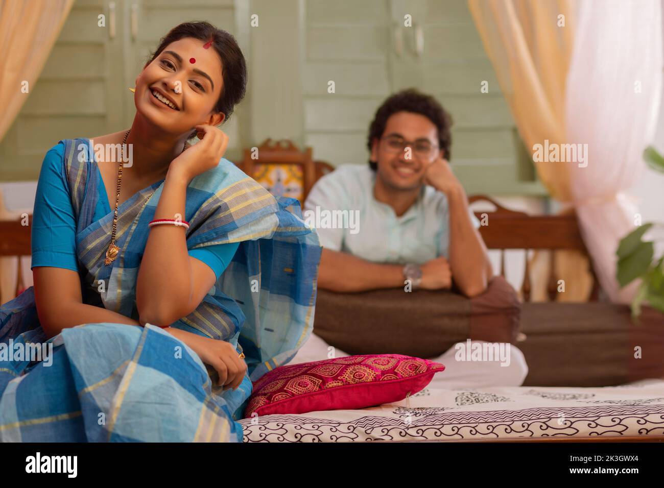 Retrato de una pareja bengalí sentada en la cama Foto de stock