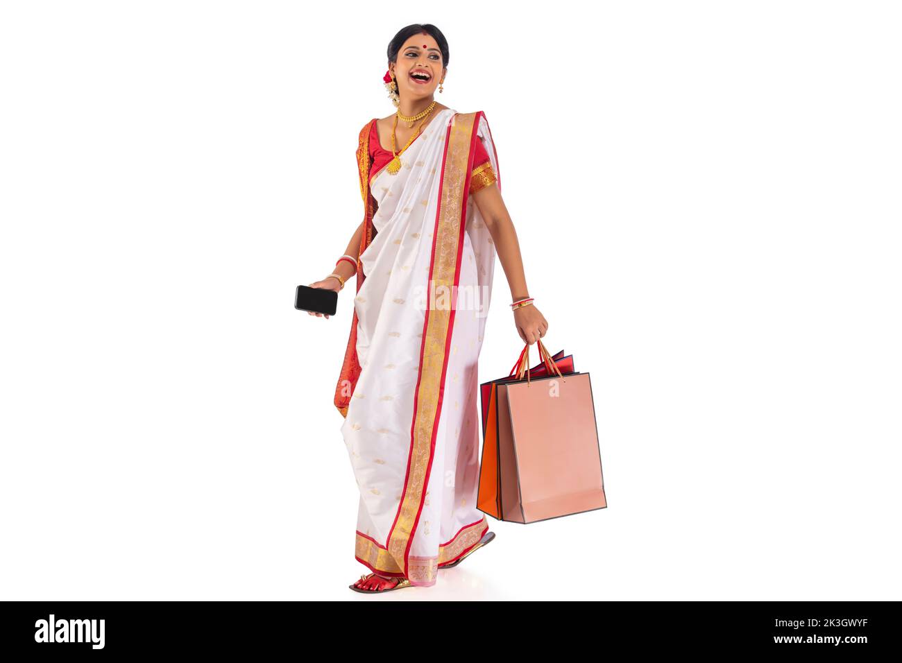 Retrato de una mujer bengalí sosteniendo bolsas de compras sobre fondo blanco Foto de stock