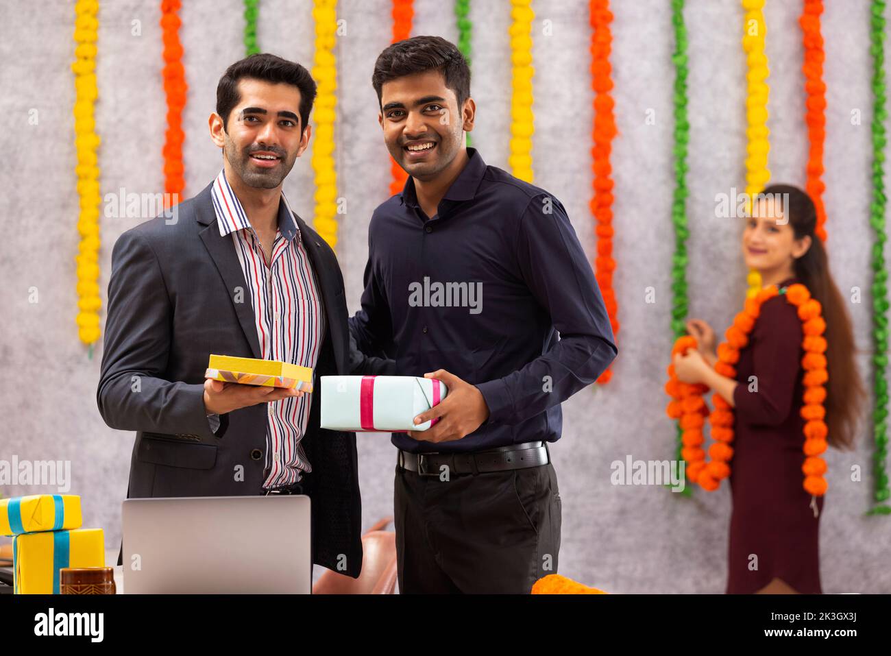 Empleados celebrando Diwali juntos en la oficina Foto de stock