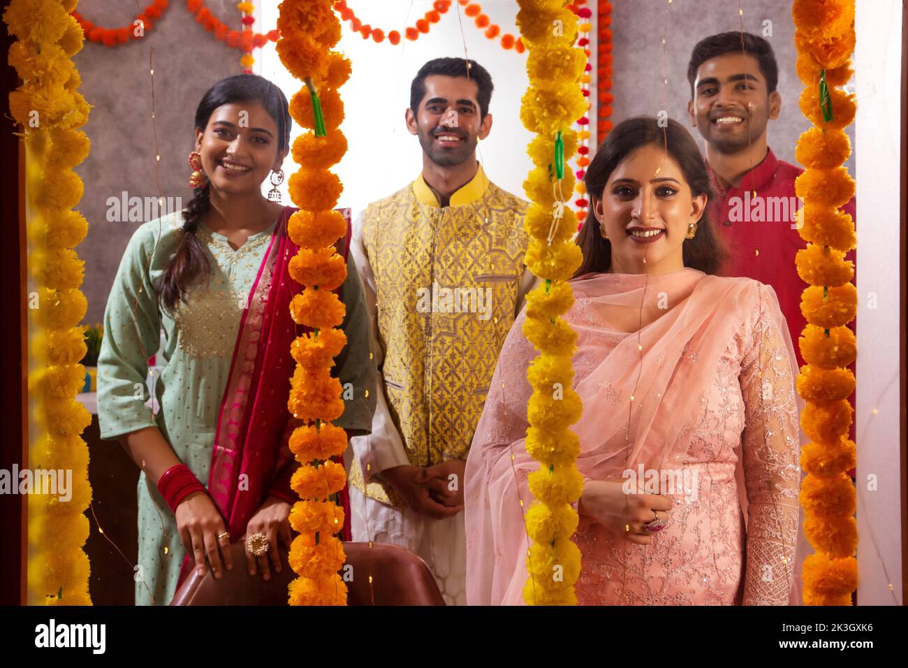 Retrato de compañeros de oficina con atuendo tradicional en la oficina durante la celebración Diwali Foto de stock