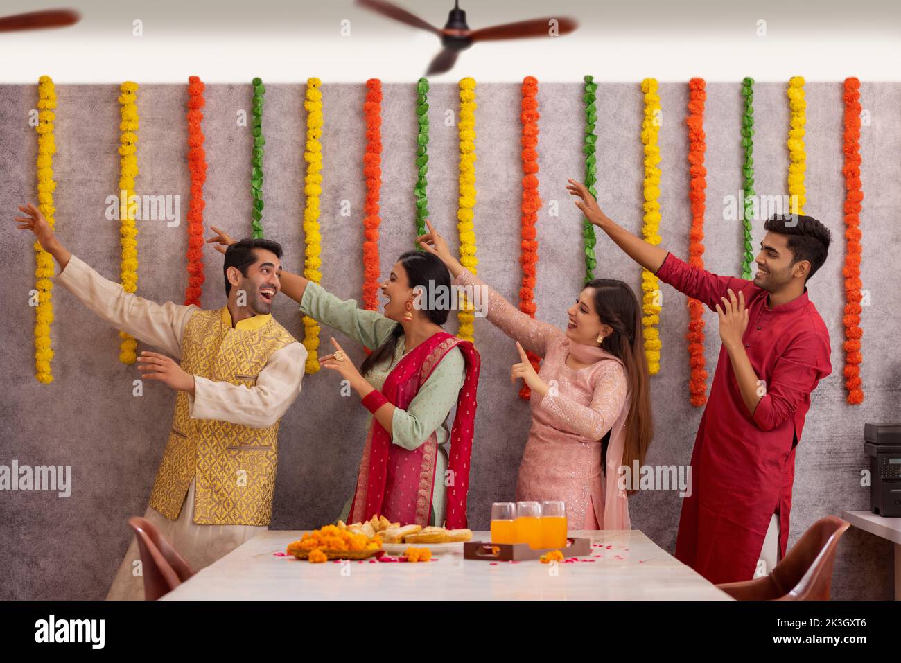 Colegas celebrando a Diwali juntos en el cargo Foto de stock
