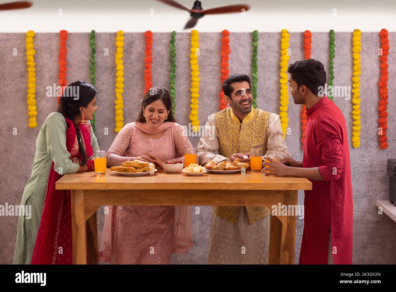 Colegas celebrando a Diwali juntos en el cargo Foto de stock