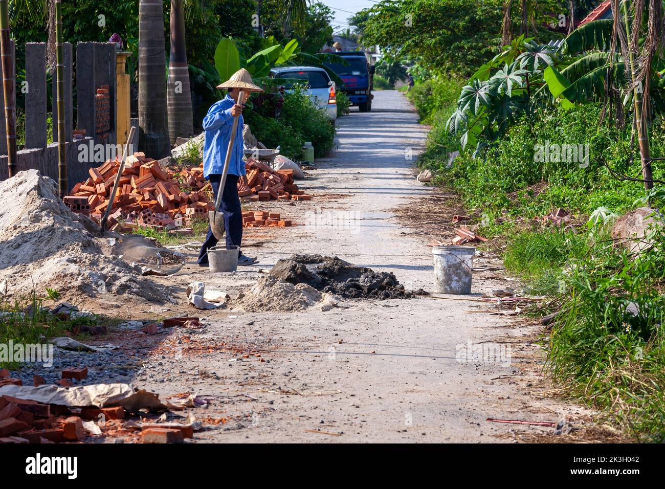 Hombre vietnamita que trabaja en la construcción del pueblo, Hai Phong, Vietnam Foto de stock