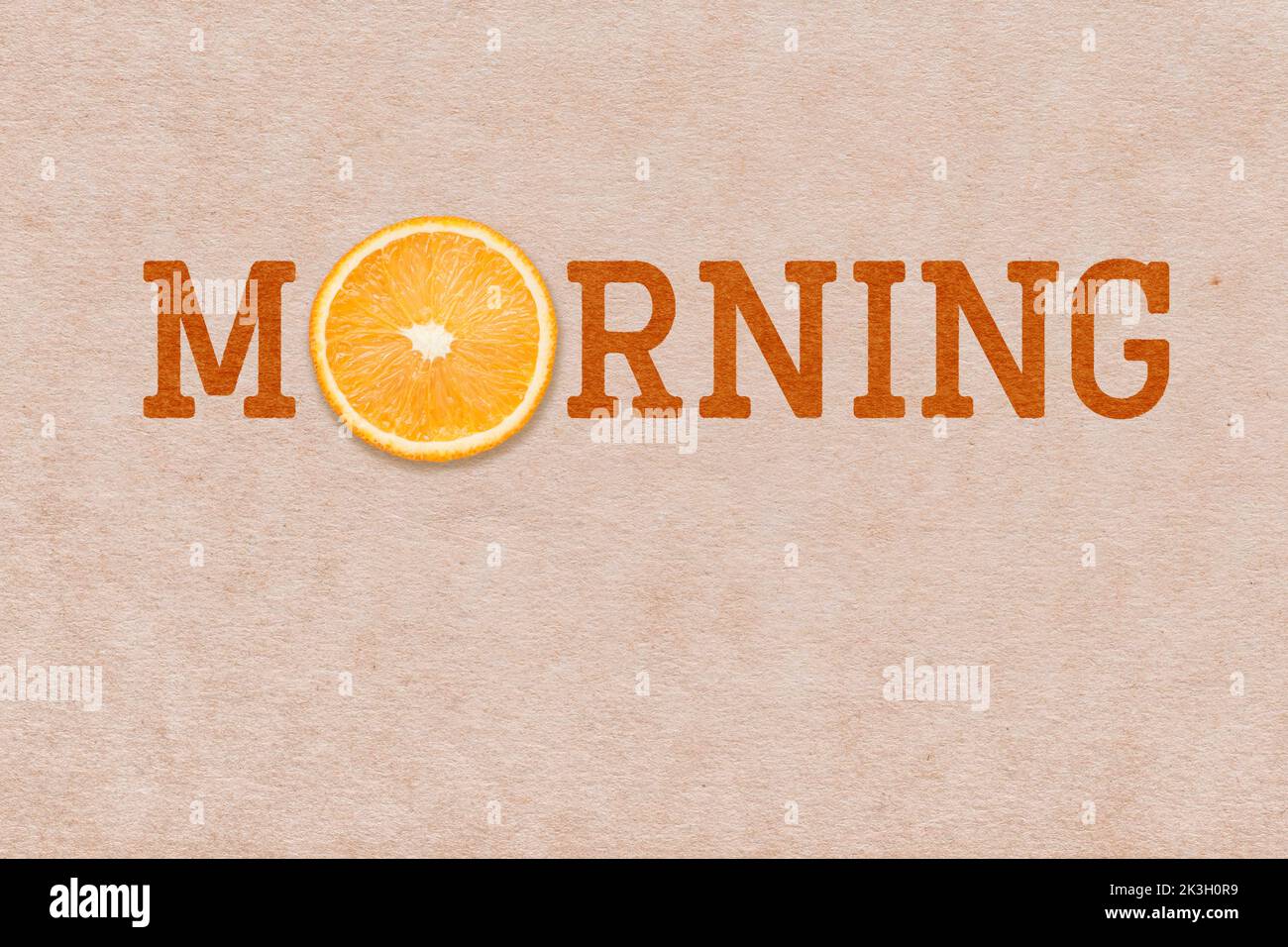 palabra matinal impresa en papel vintage con una rebanada naranja en el interior Foto de stock