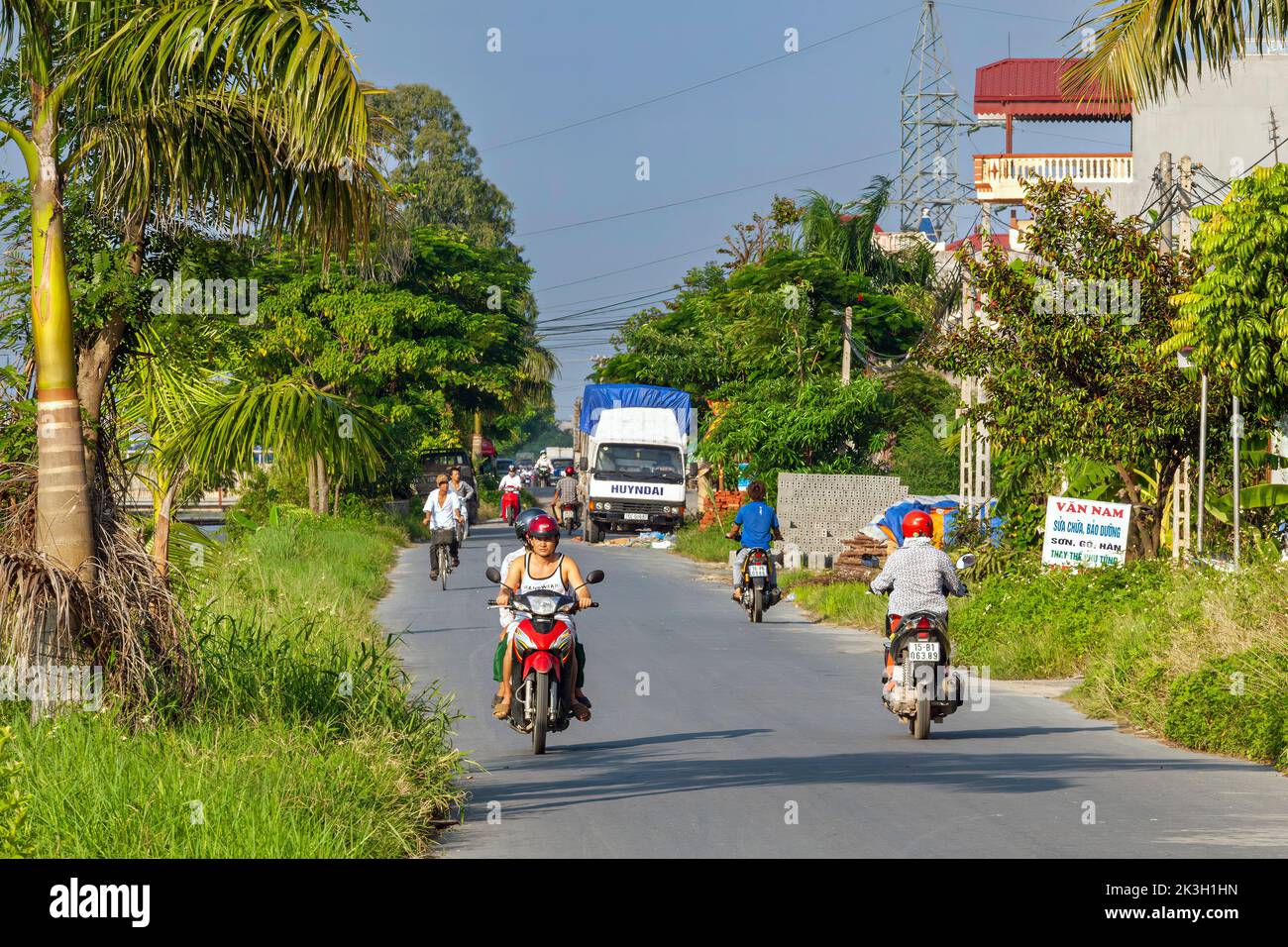 Motocicletas y el tráfico en la carretera rural, Hai Phong, Vietnam Foto de stock