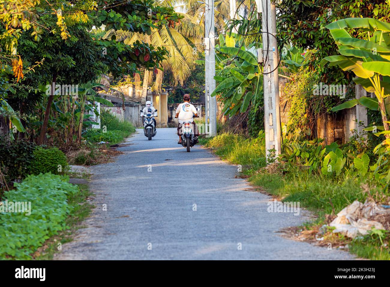 Motociclistas en carretera rural, Hai Phong, Vietnam Foto de stock