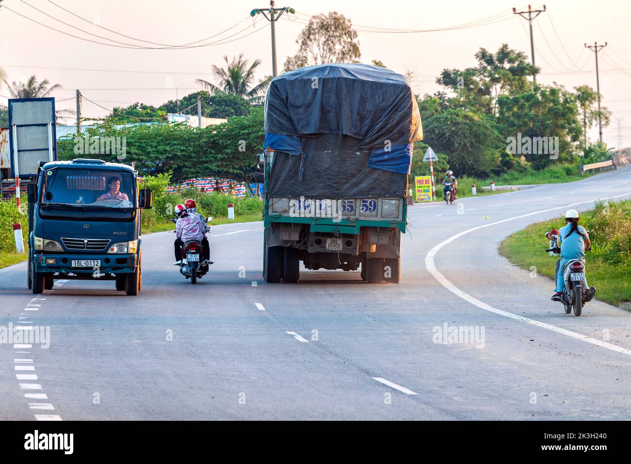 Camiones y tráfico en las zonas rurales. carretera, Hai Phong, Vietnam Foto de stock