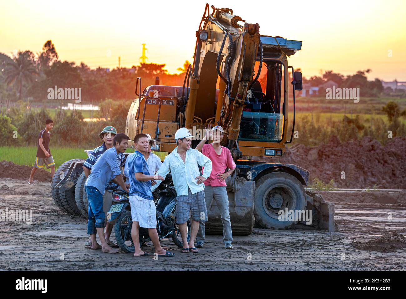 Trabajadores vietnamitas en obras de construcción de carreteras, en la zona rural de Hai Phong, Vietnam Foto de stock