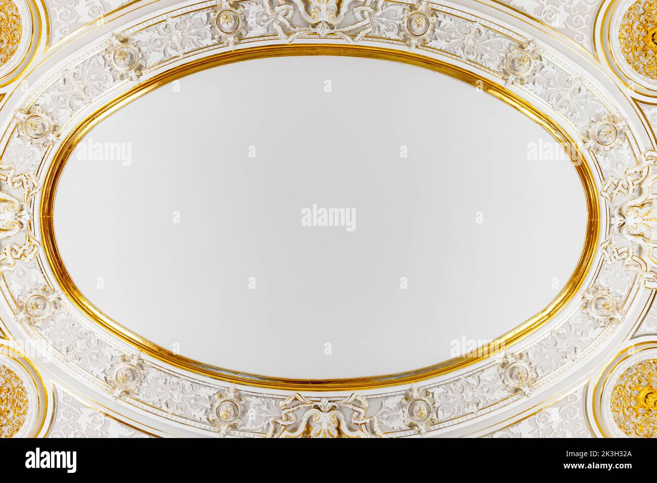 Detalles interiores clásicos de lujo, decoración del techo con marco redondo y detalles dorados Foto de stock