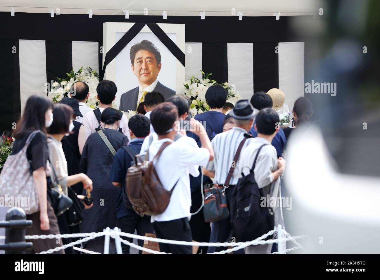 Tokio, Japón El 27 de septiembre de 2022People ofrece flores fuera del Nippon Budokan antes del funeral del ex primer ministro japonés Shinzo Abe en Tokio, Japón, el 27 de septiembre de 2022. Crédito: Naoki Nishimura/AFLO/Alamy Live News Foto de stock