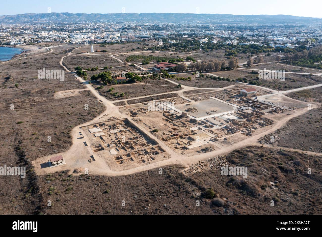 Vista aérea del parque arqueológico y faro de Paphos, Paphos, Chipre. Foto de stock