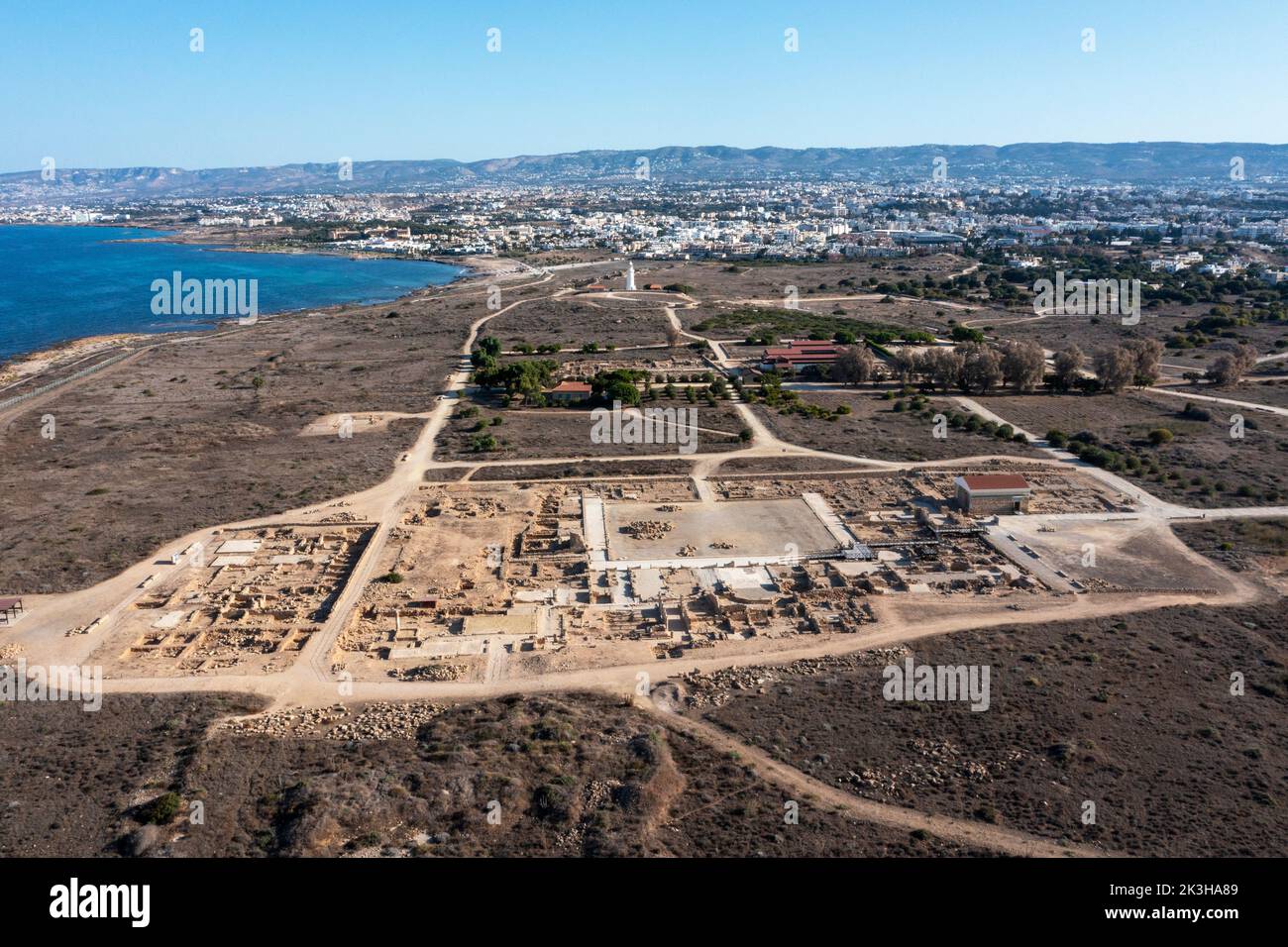 Vista aérea del parque arqueológico y faro de Paphos, Paphos, Chipre. Foto de stock