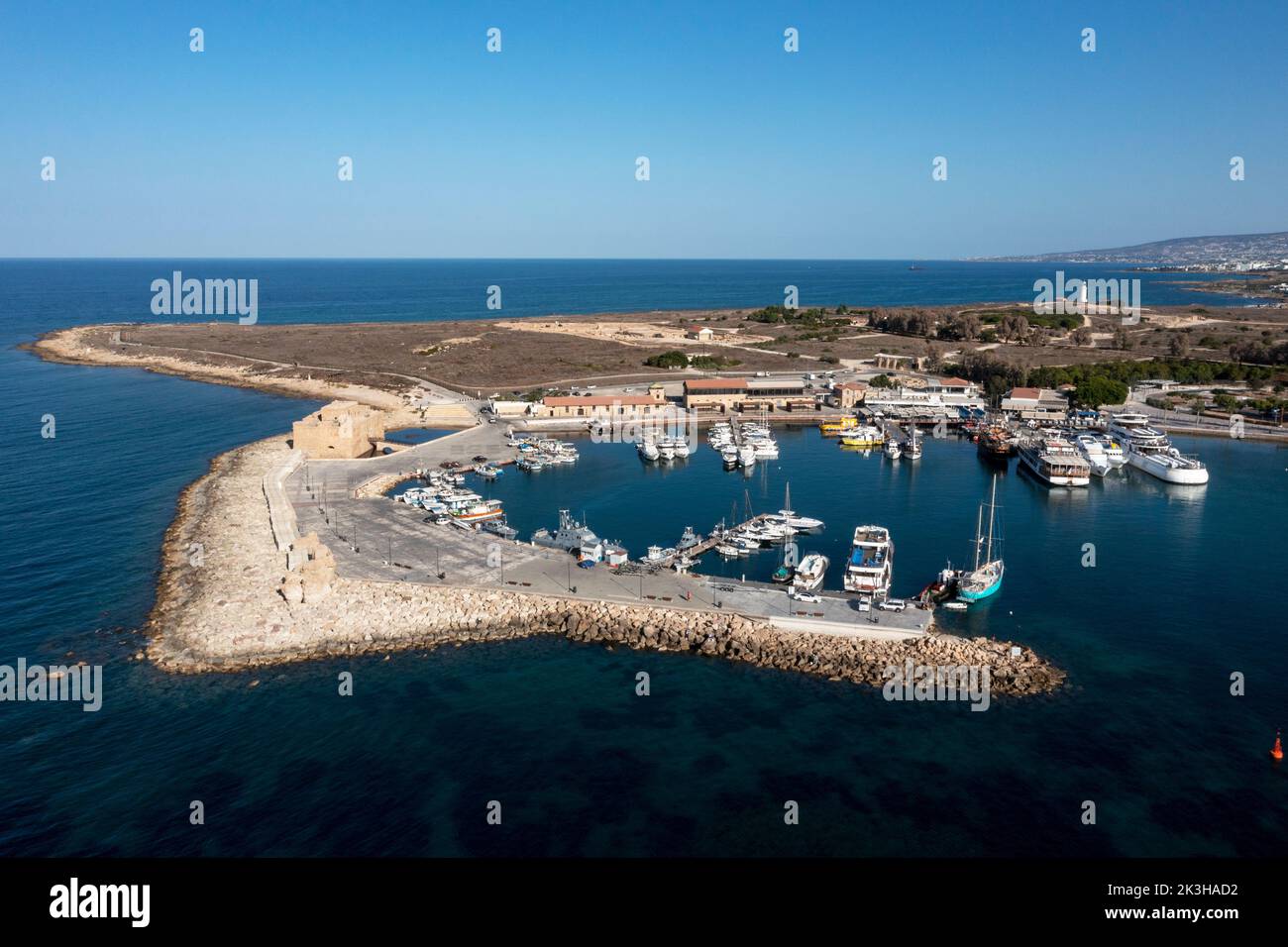 Vista aérea del puerto y el fuerte de Paphos, Paphos, Chipre. Foto de stock