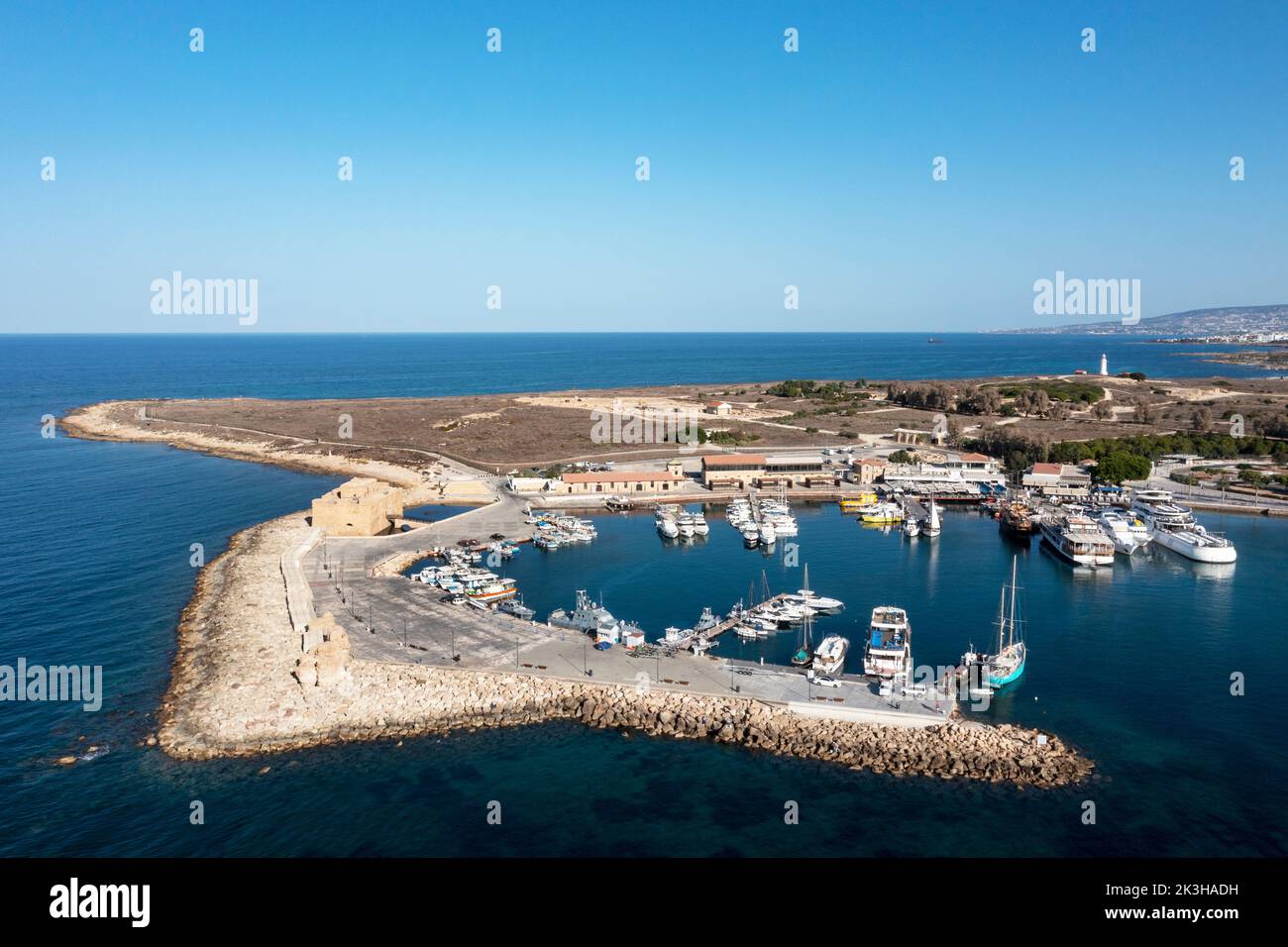 Vista aérea del puerto y el fuerte de Paphos, Paphos, Chipre. Foto de stock