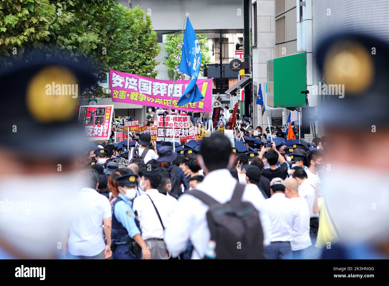 Tokio, Japón El 27 de septiembre de 2022Protesters Participa en una manifestación contra el funeral del ex primer ministro japonés Shinzo Abe en Tokio, Japón, el 27 de septiembre de 2022. Crédito: Naoki Nishimura/AFLO/Alamy Live News Foto de stock