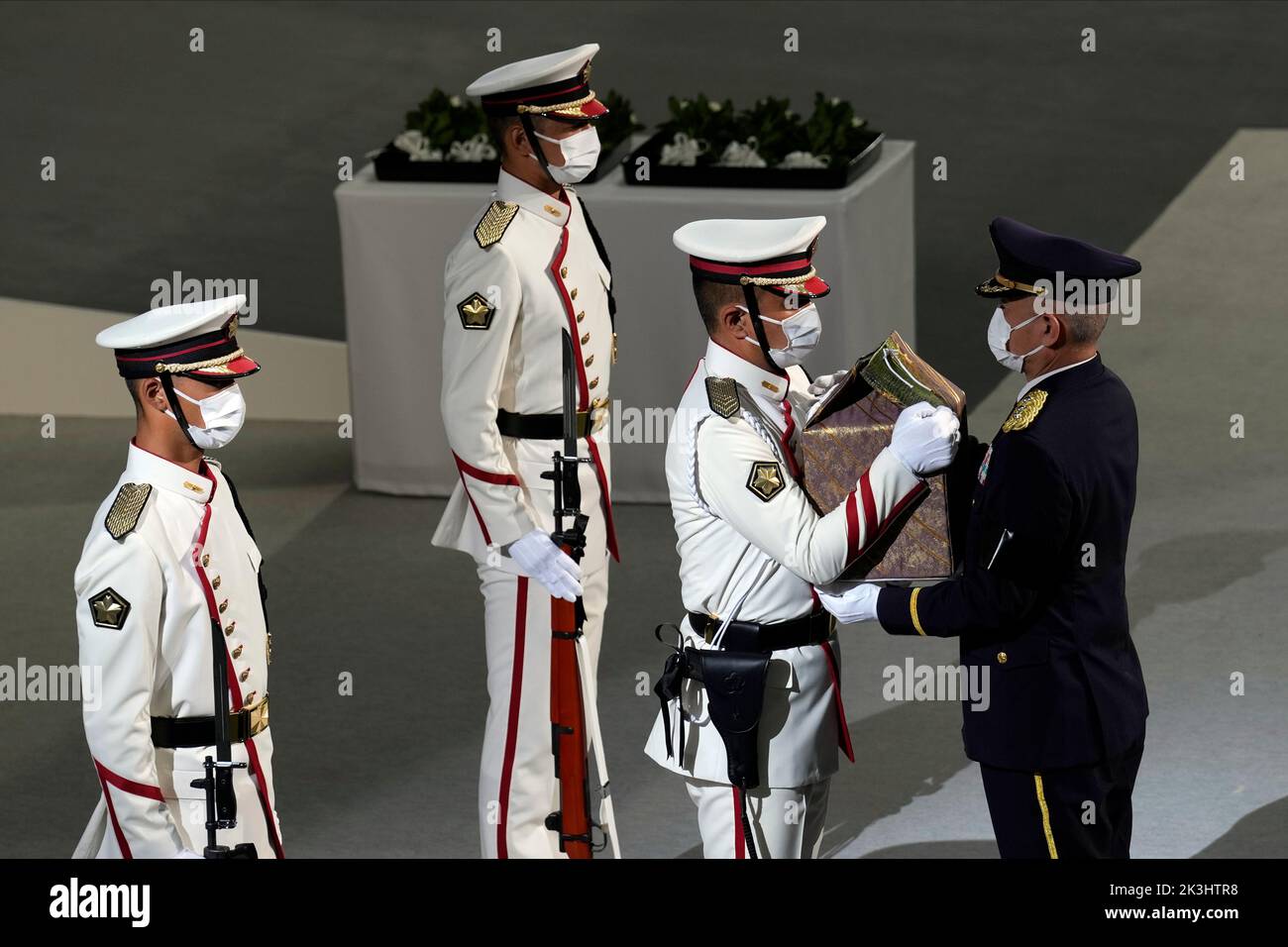 Tokio, Japón. 27th de Sep de 2022. Los guardias de color llevan los restos del ex primer ministro de Japón Shinzo Abe durante el funeral del estado el martes 27 de septiembre de 2022, en Nippon Budokan en Tokio. (Imagen de crédito: © POOL a través DE ZUMA Press Wire) Foto de stock