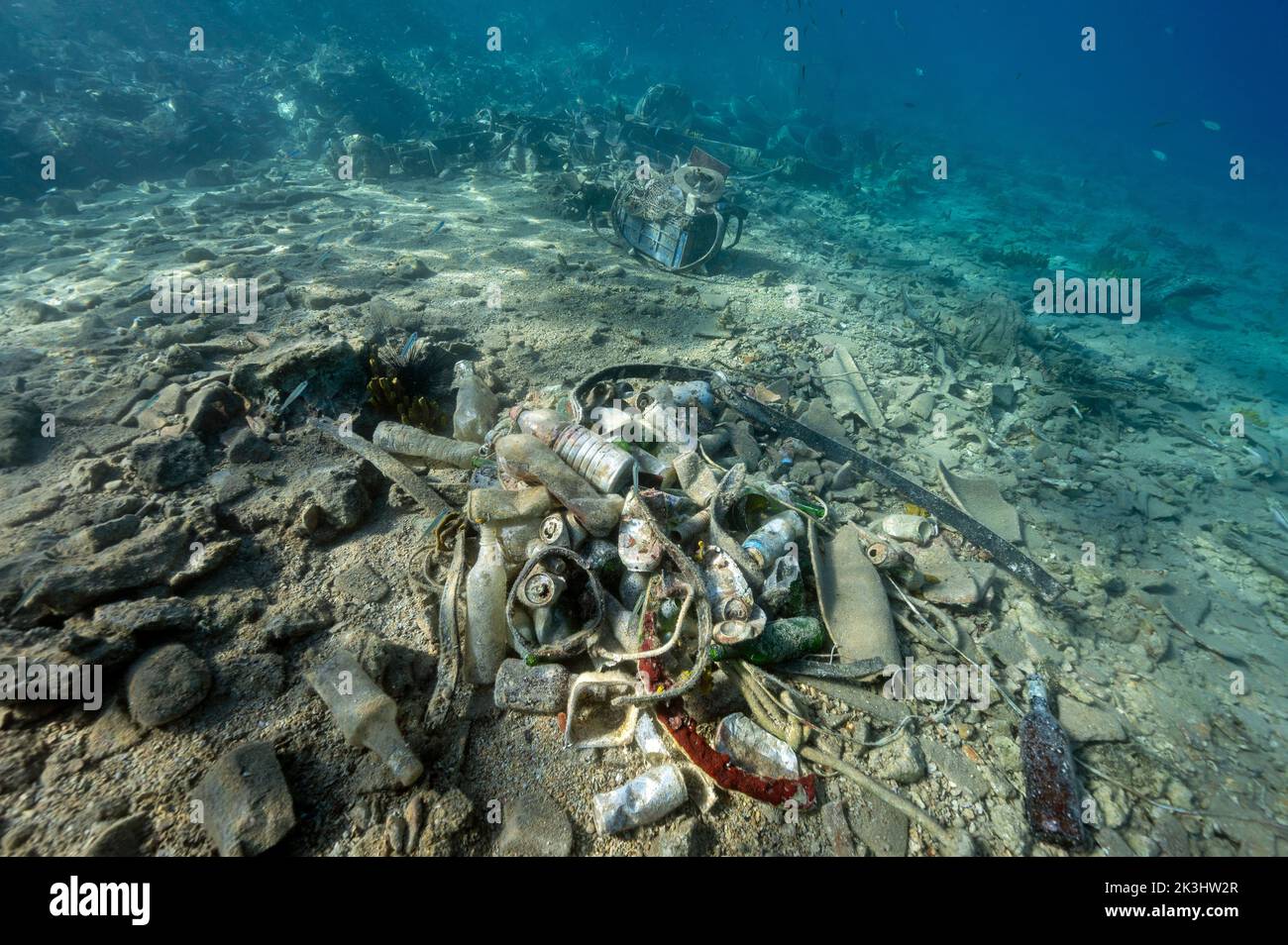 Limpieza submarina de extensos garbajes sobre el antiguo naufragio Bozburun Marmaris Turquía. Foto de stock